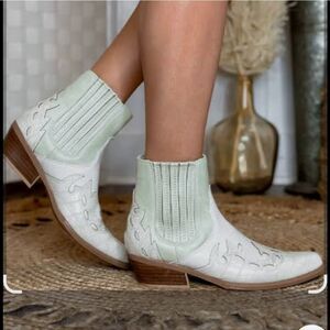 Coconuts by Matisse Milo Ivory Western Booties Coastal Cowgirl Sz 6